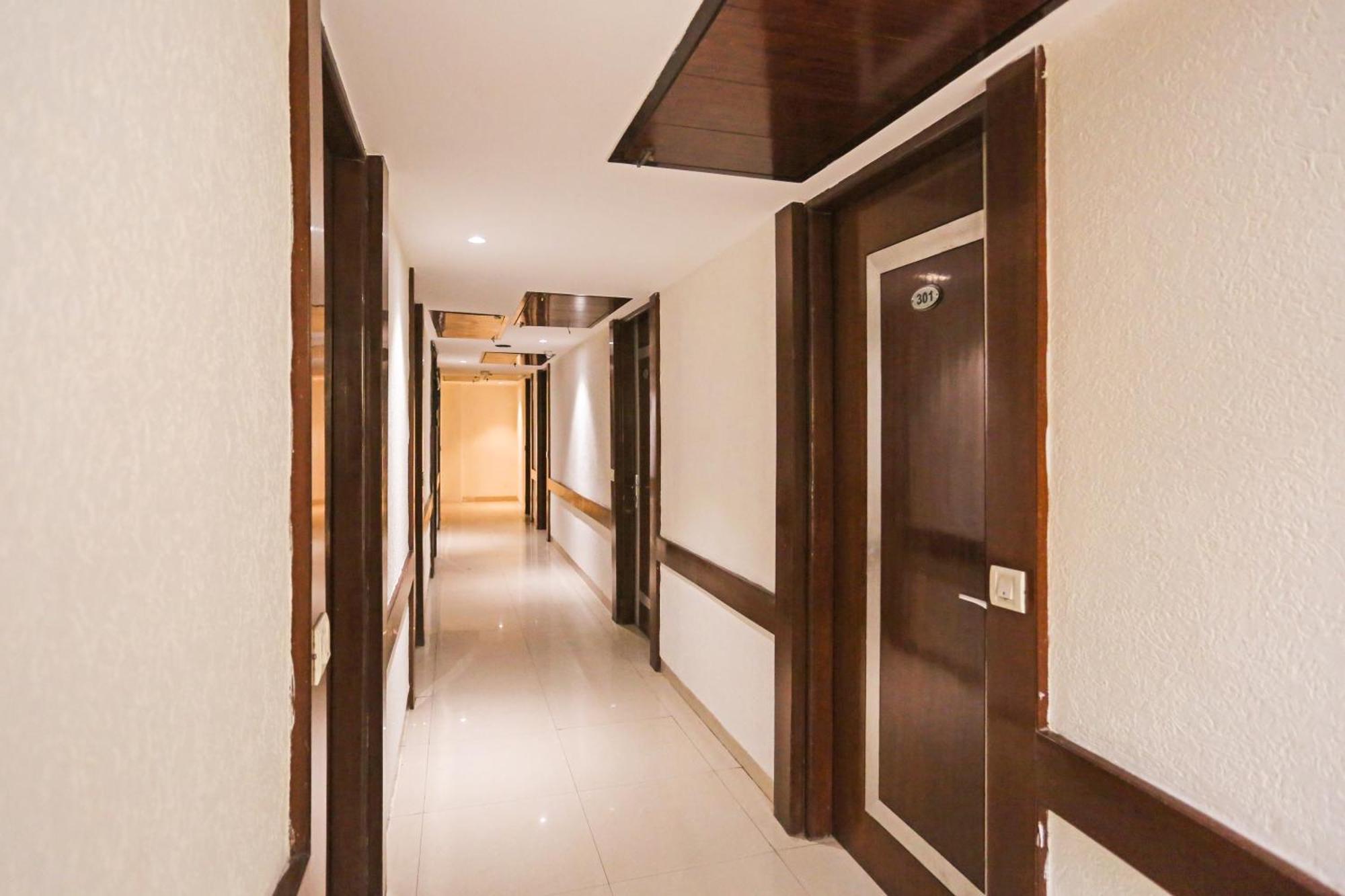 Hotel Silky Palace Near Igi Airportt Új-Delhi Kültér fotó
