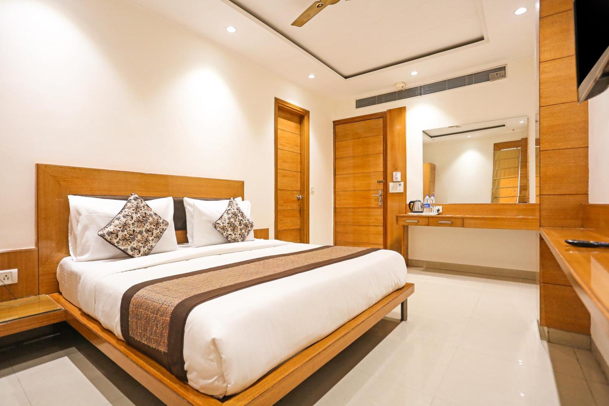 Hotel Silky Palace Near Igi Airportt Új-Delhi Kültér fotó