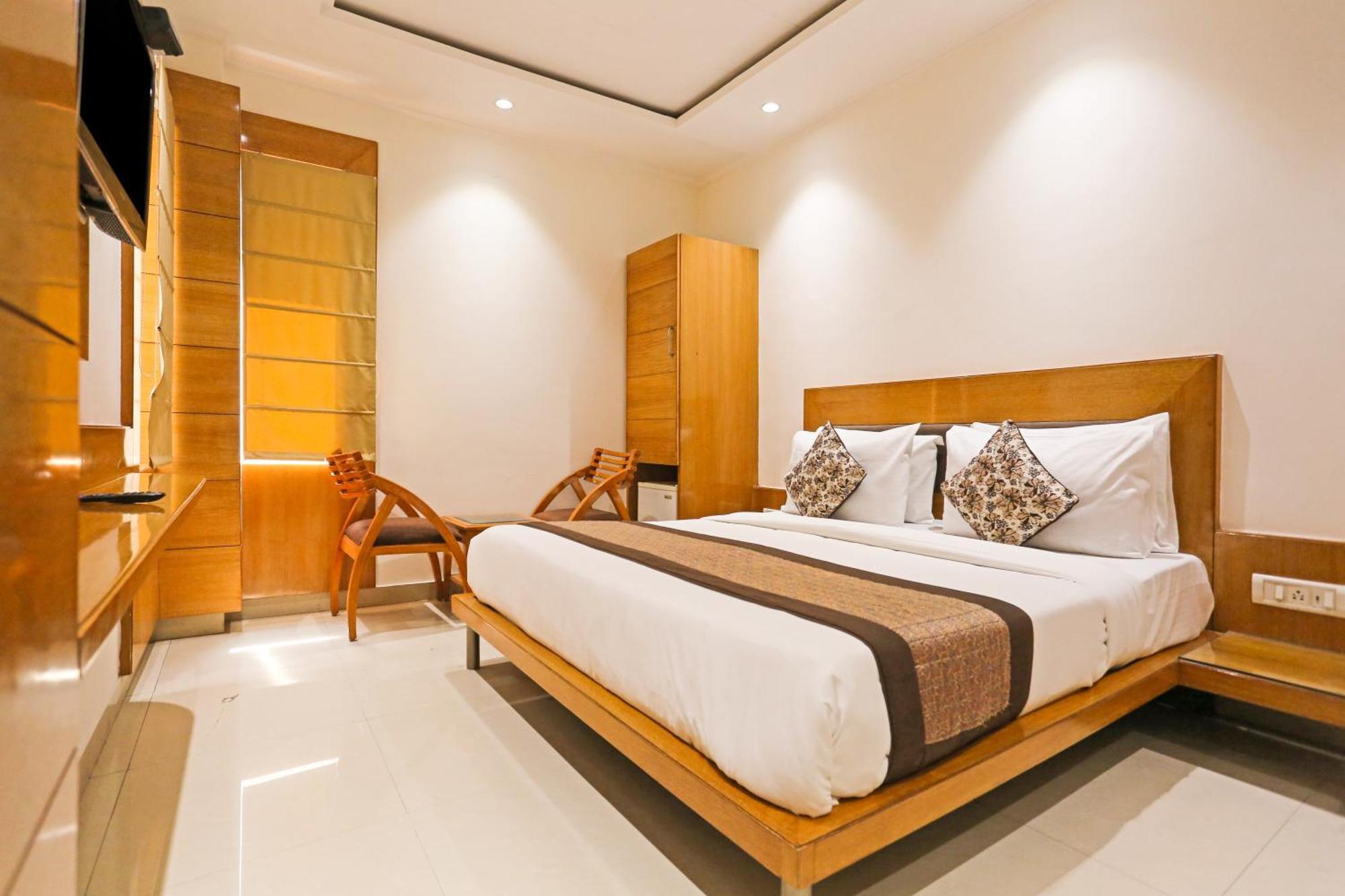 Hotel Silky Palace Near Igi Airportt Új-Delhi Kültér fotó