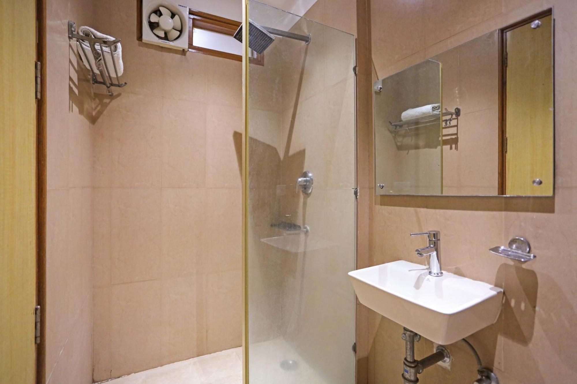 Hotel Silky Palace Near Igi Airportt Új-Delhi Kültér fotó