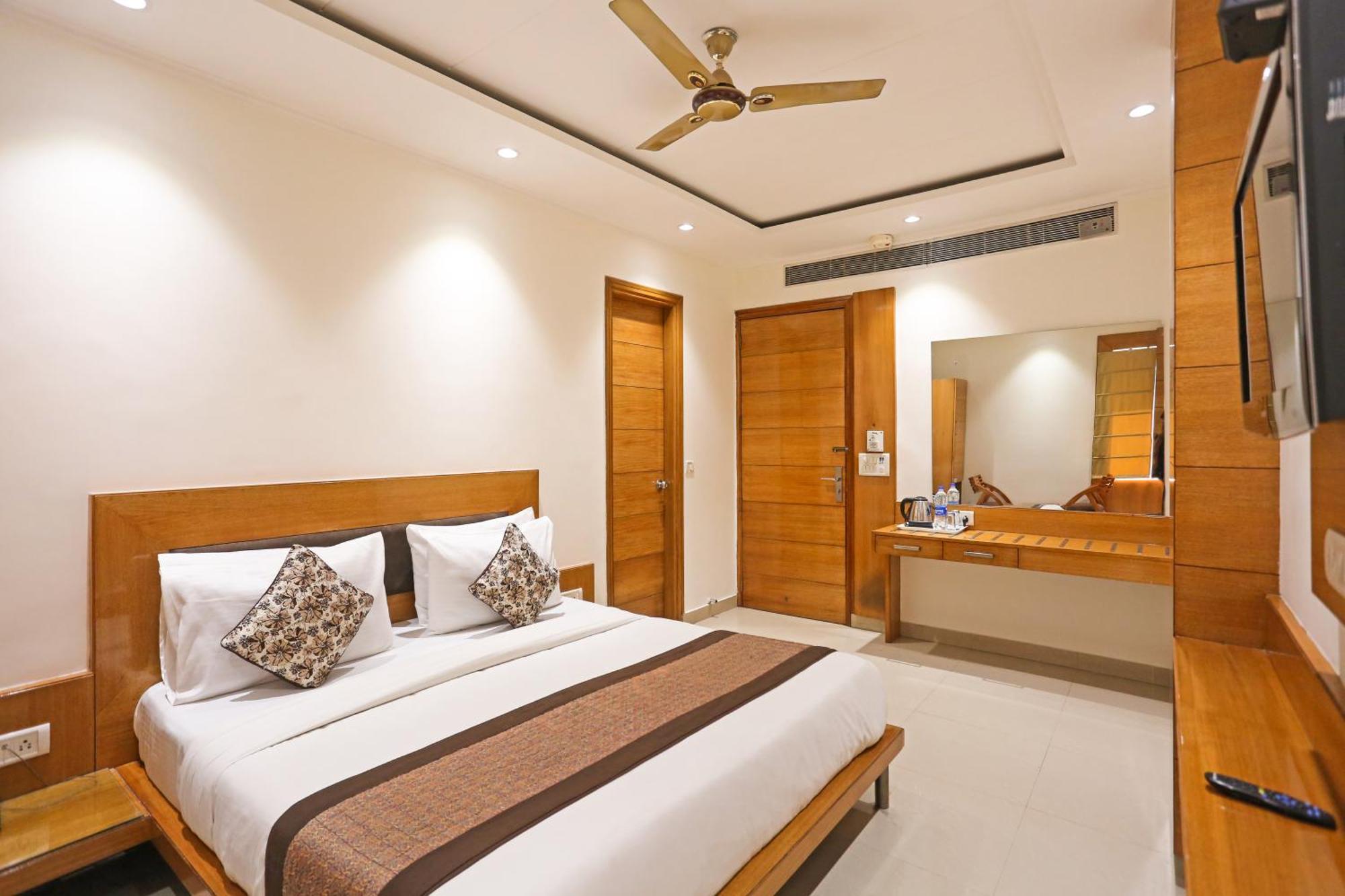 Hotel Silky Palace Near Igi Airportt Új-Delhi Kültér fotó
