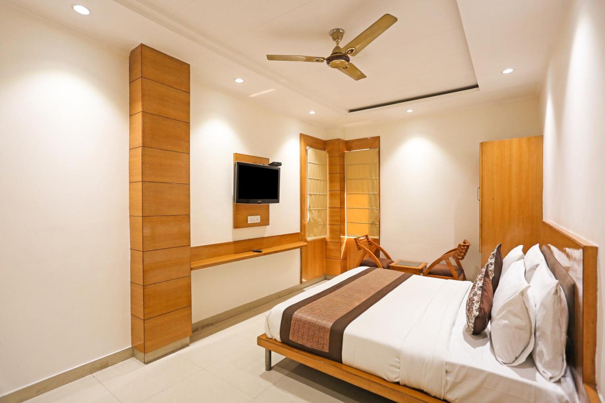 Hotel Silky Palace Near Igi Airportt Új-Delhi Kültér fotó