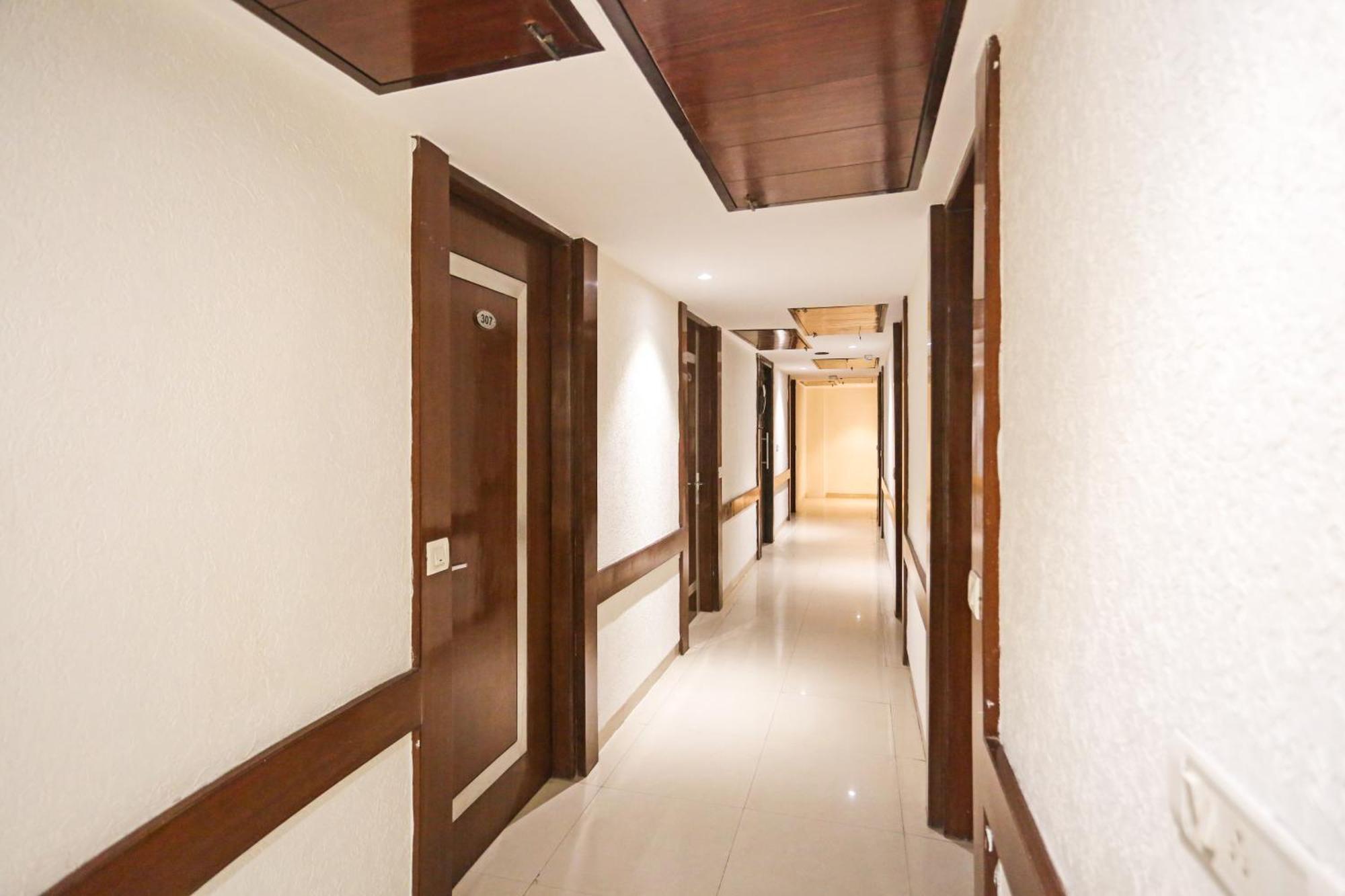 Hotel Silky Palace Near Igi Airportt Új-Delhi Kültér fotó