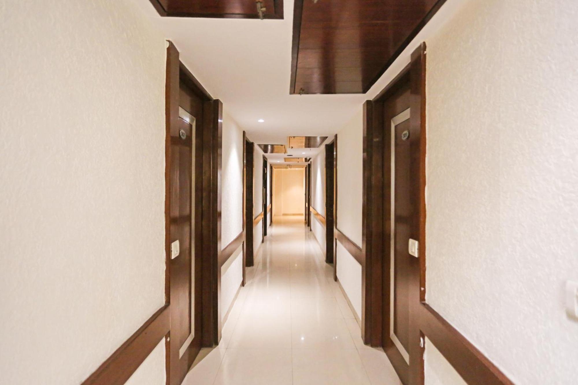 Hotel Silky Palace Near Igi Airportt Új-Delhi Kültér fotó