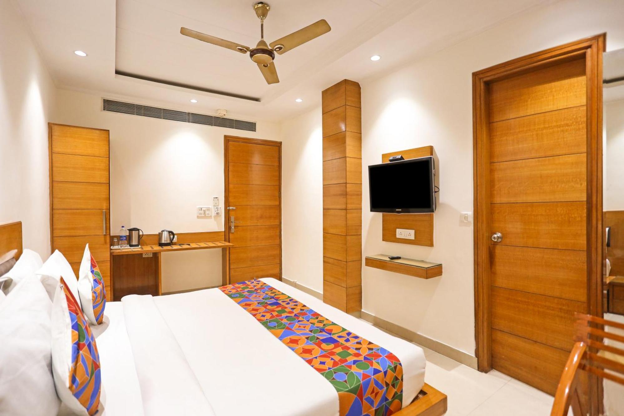 Hotel Silky Palace Near Igi Airportt Új-Delhi Kültér fotó