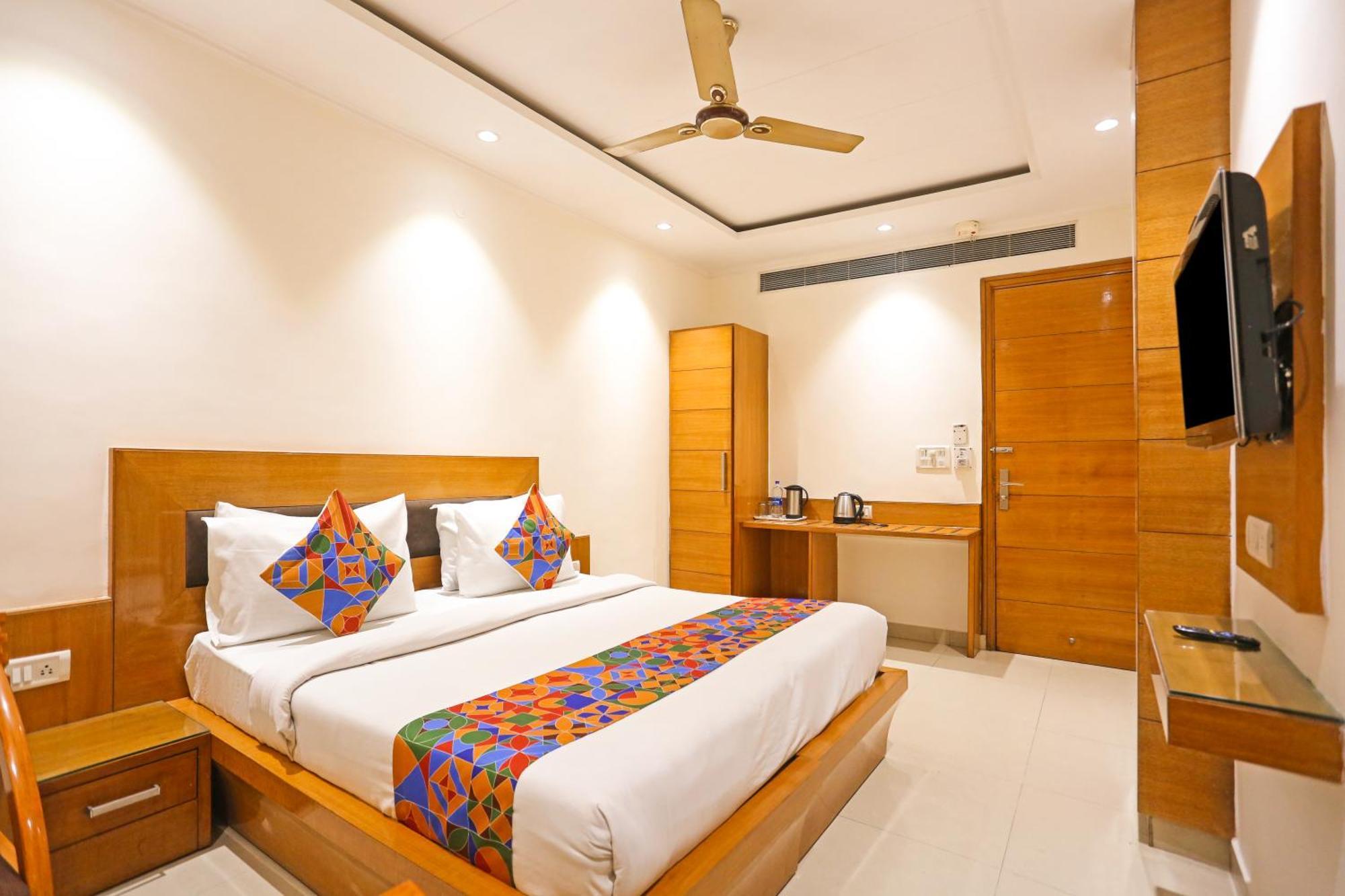Hotel Silky Palace Near Igi Airportt Új-Delhi Kültér fotó