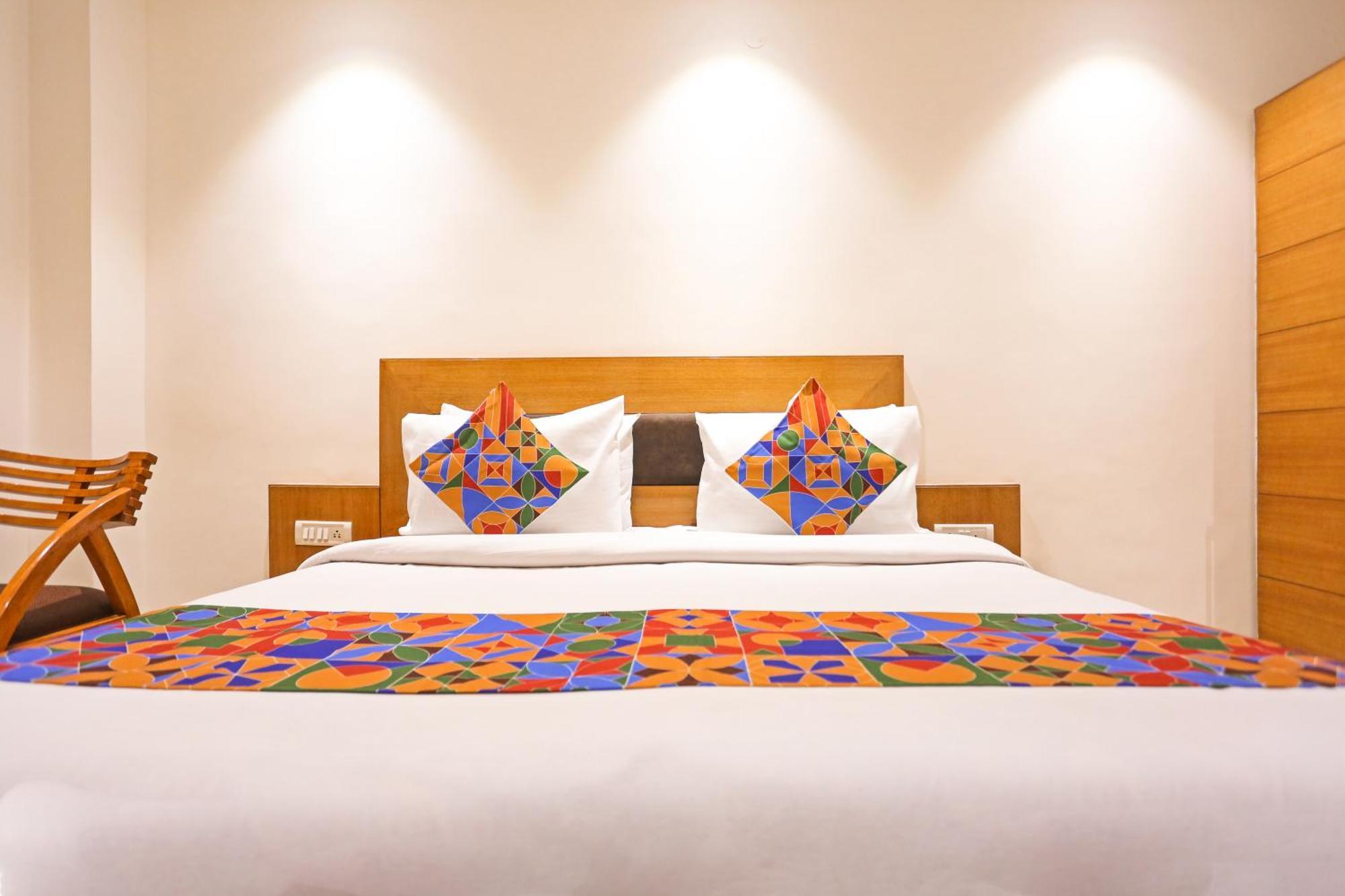 Hotel Silky Palace Near Igi Airportt Új-Delhi Kültér fotó