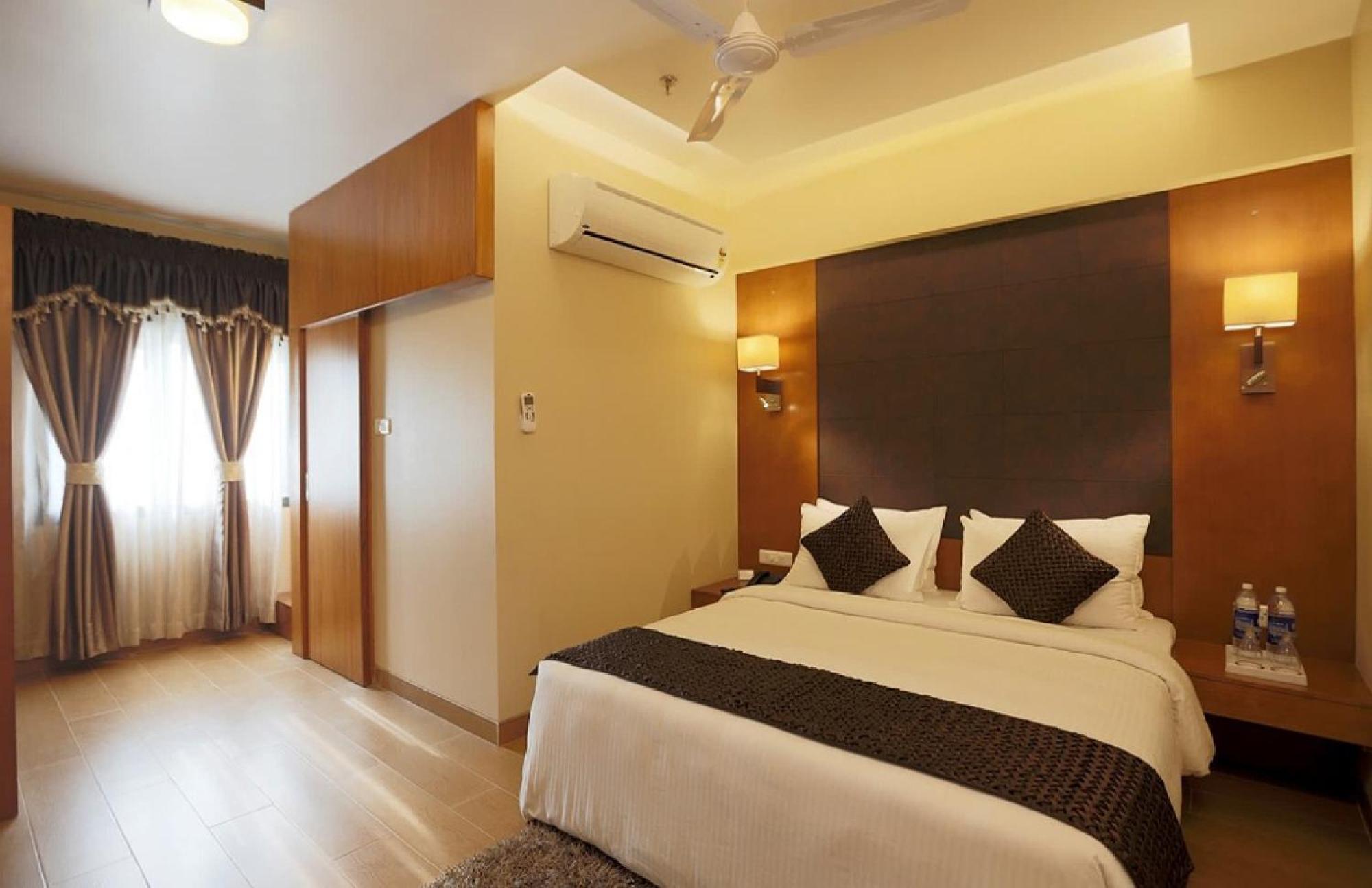 Hotel Silky Palace Near Igi Airportt Új-Delhi Kültér fotó