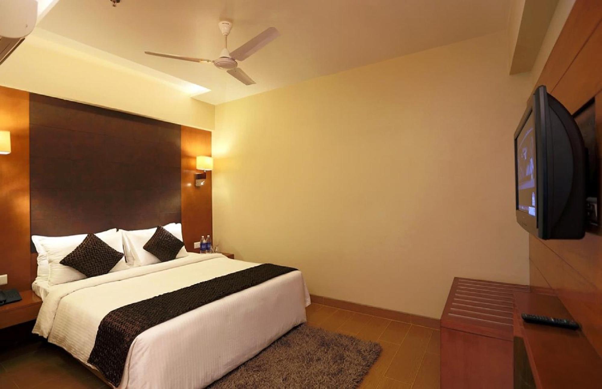 Hotel Silky Palace Near Igi Airportt Új-Delhi Kültér fotó
