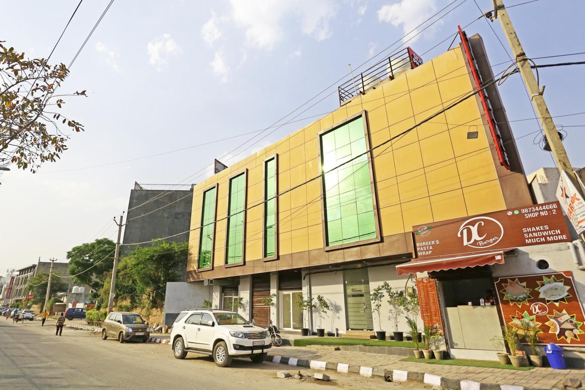 Hotel Silky Palace Near Igi Airportt Új-Delhi Kültér fotó